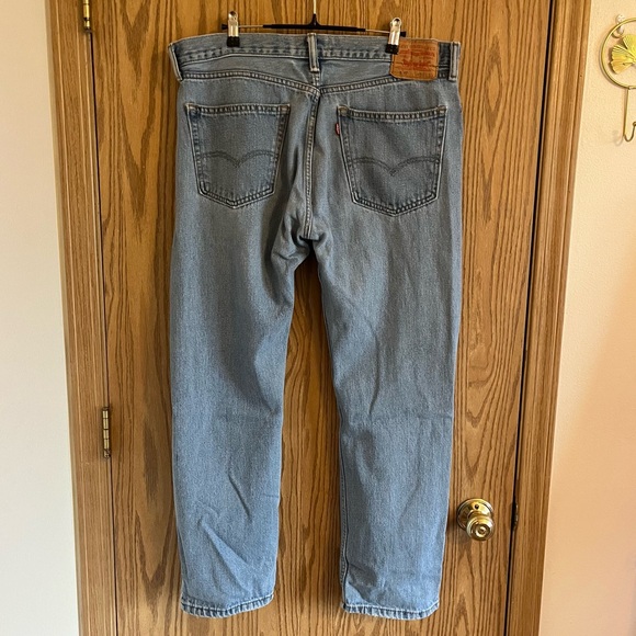 light wash levi jeans - Picture 4 of 4